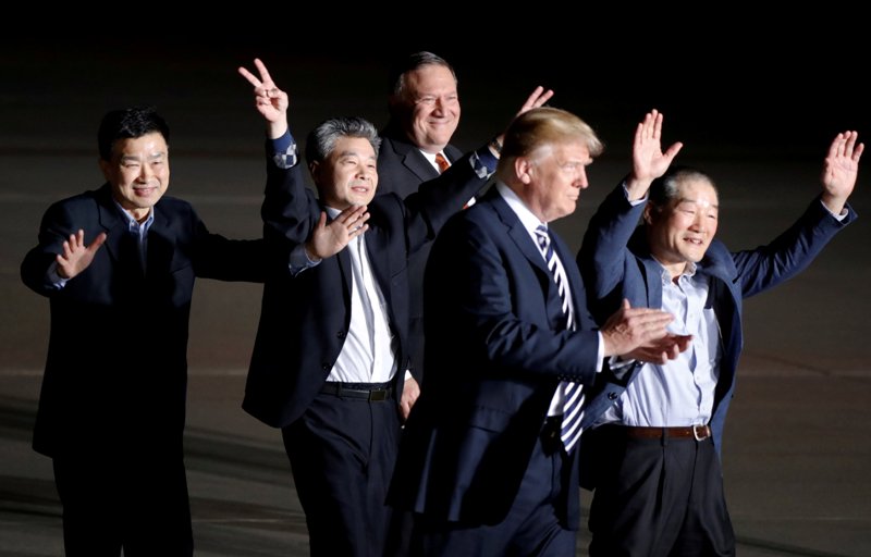 El presidente Trump agradeció a Kim Jong-un por la liberación de los tres estadunidenses. (Reuters)