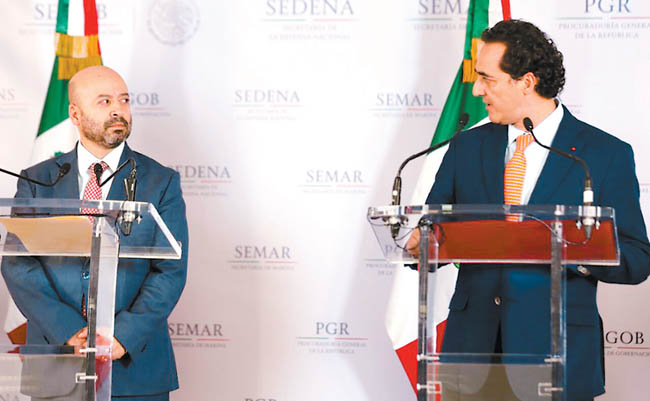 Renato Sales y Alberto Elías Beltrán dieron a conocer en conferencia de prensa la captura. 