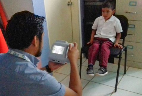 Momento en que se aplica el tamiz visual a un preescolar. (Ricardo Hernández )