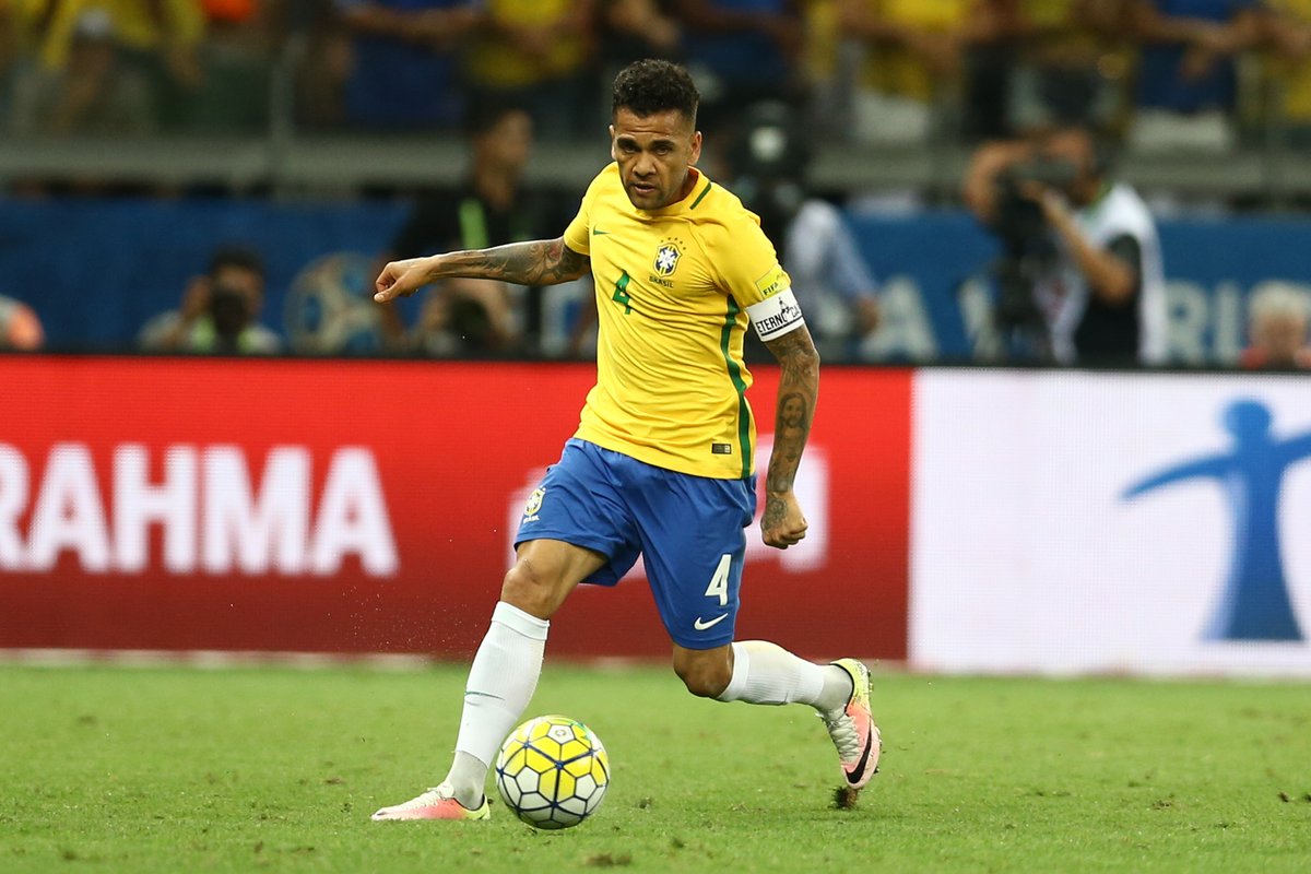 Dani Alves se perderá el Mundial de Rusia 2018 (Twitter @CBF_Futebol)