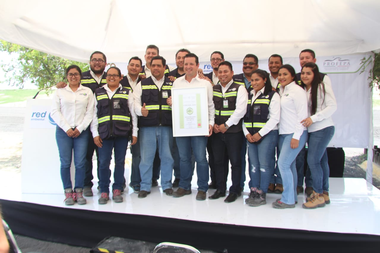 Los directivos de la empresa recibieron el reconocimiento de manos de Víctor Cabrera Medrano, delegado de la Profepa. ( Raúl Palacios).
