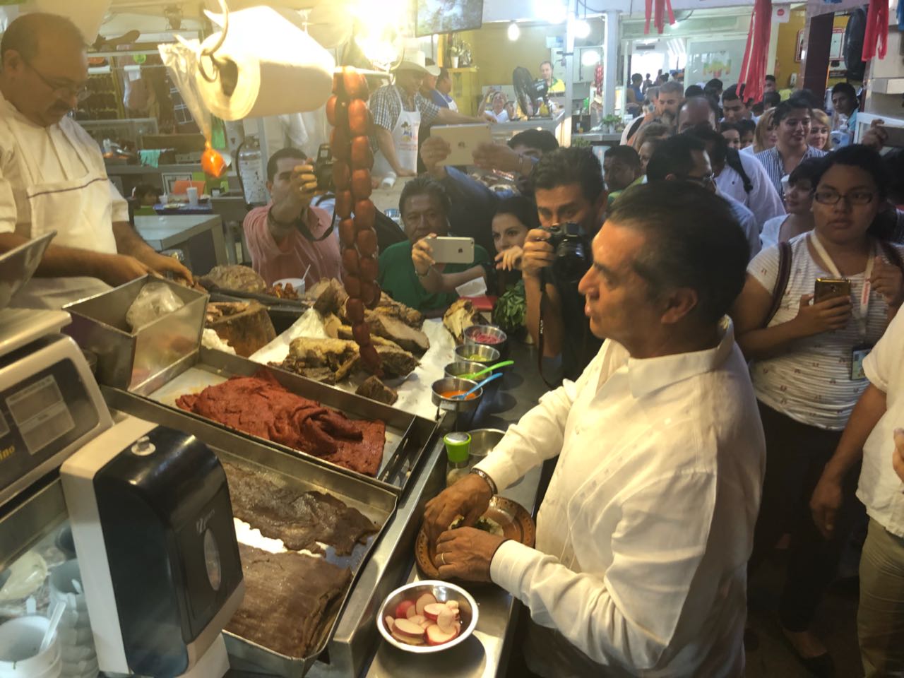 Jaime Rodríguez Calderón durante un recorrido por el Mercado Hidalgo en Veracruz. 