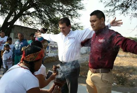 José Remedios Aguirre (camisa roja) acompaña a Ricardo Sheffield en campaña en Apaseo el Alto.