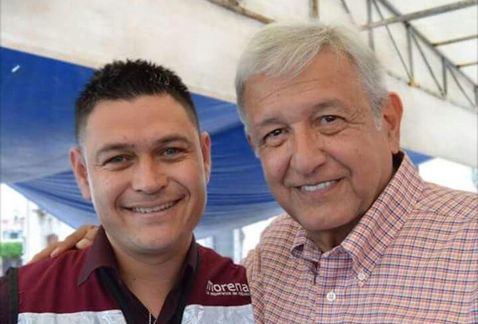 José Remedios Aguirre con AMLO. (Cortesía)