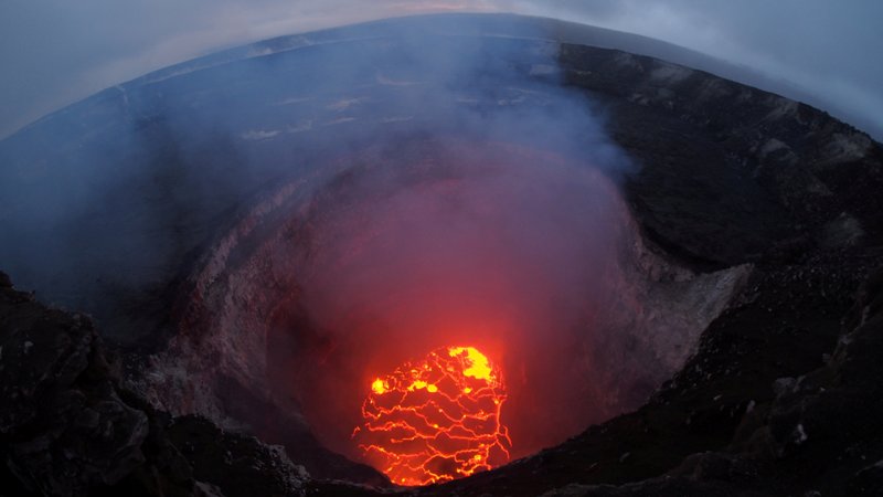 Un lago de lava se ve en la cumbre del Kilauea, en Hawái. (Reuters)