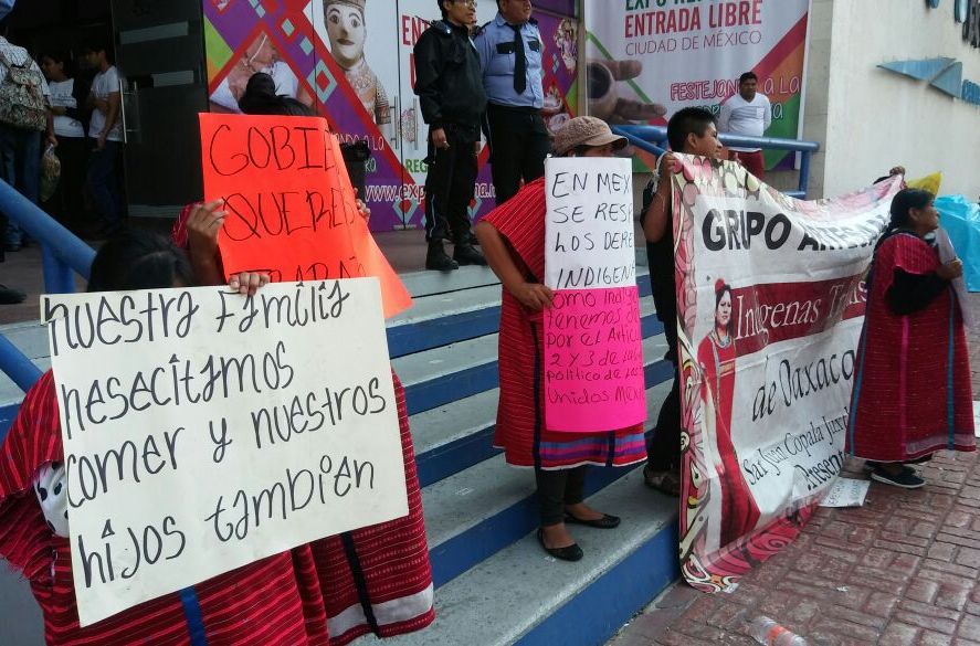 Los manifestantes exigen que sean incluidos en la exposición de Pueblos Indígenas que se inauguró ayer. (Jorge Becerril)