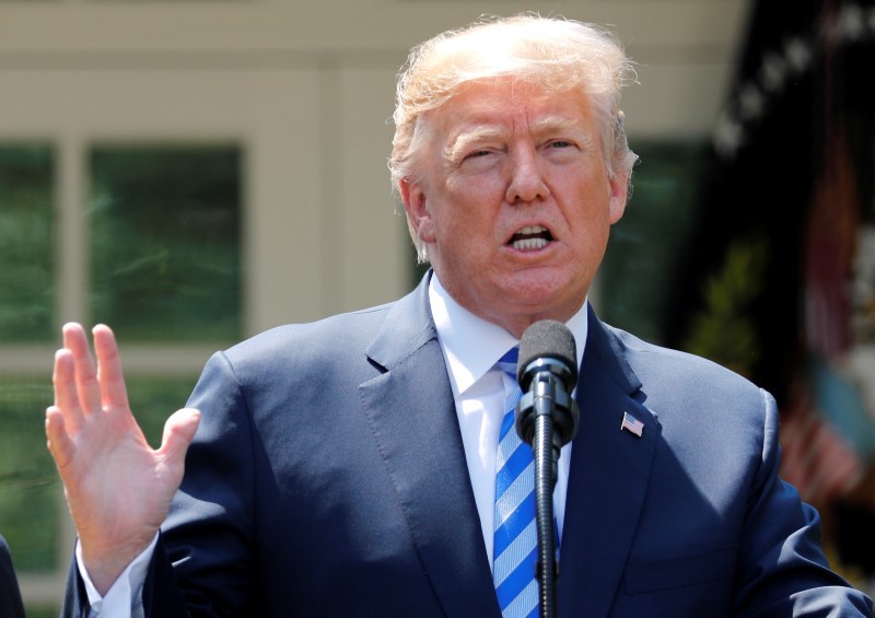 El presidente Trump dijo que pondrá en marcha una serie de medidas para reducir el precio de los medicamentos. (Reuters)