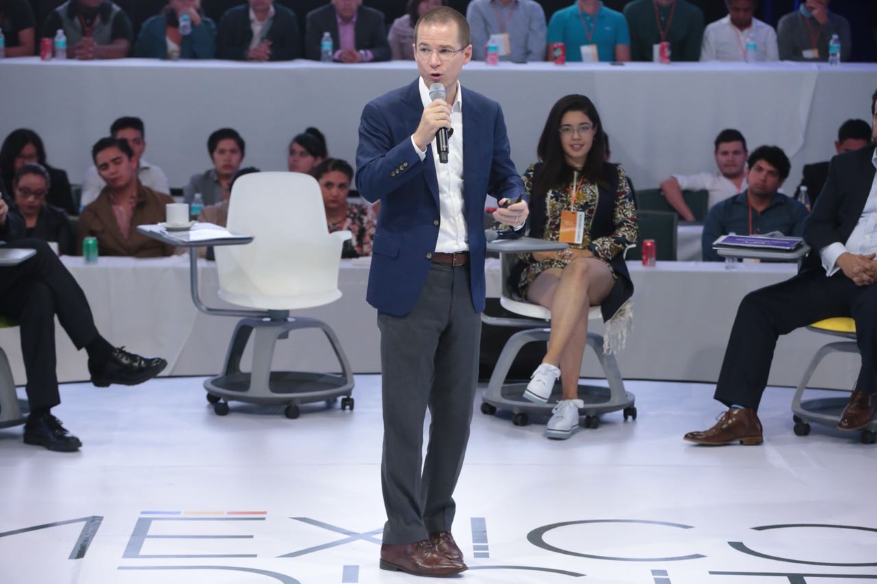 Ricardo Anaya y la joven Alexa Serrano, durante el foro #MéxicoDigitalYa\Jesús Quintanar