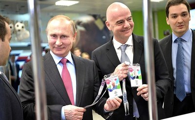 Vladimir Putin recibe su fan ID de Rusia 2018 (FIFA)