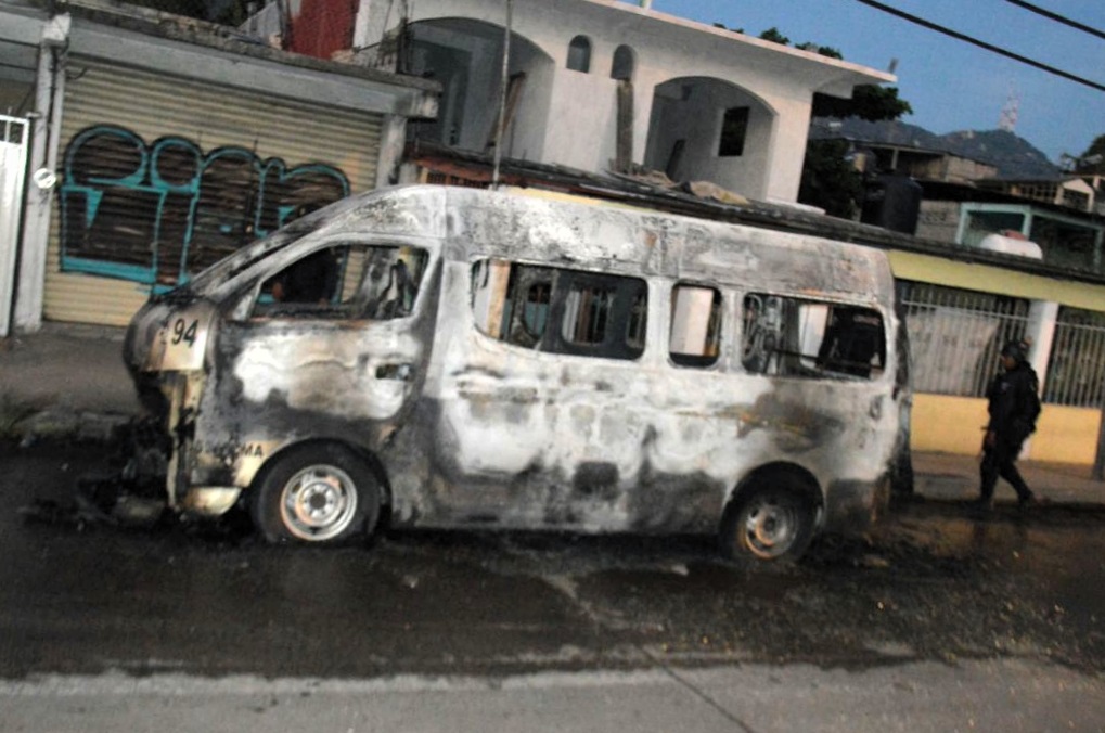 La camioneta fue quemada tras asaltar a los pasajeros. (Javier Trujillo)