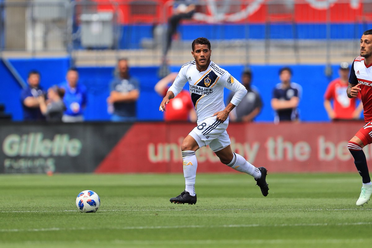 Jonathan dos Santos salió lesionado en el partido del Galaxy de Los Ángeles (Twitter @LAGalaxy)
