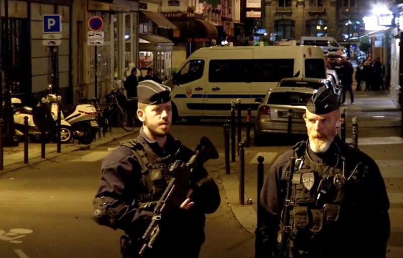 La policía francesa resguardó la escena del crimen tras el ataque. (Reuters)