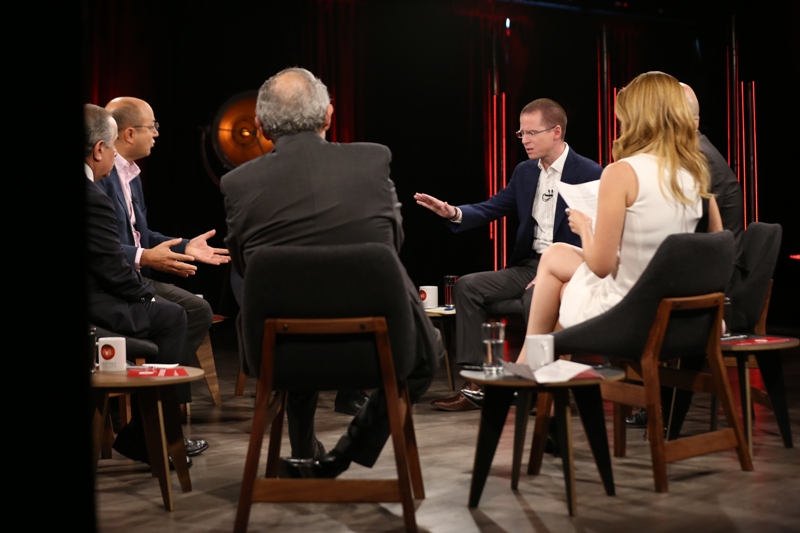 El aspirante responde uno de las preguntas de los periodistas con gesto molesto. (Jorge González)