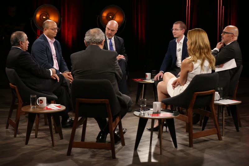 Carlos Marín, Jesús Silva-Herzog, Carlos Puig, Héctor Aguilar Camín, Juan Pablo Becerra-Acosta y Azucena Uresti durante el debate con el candidato Ric