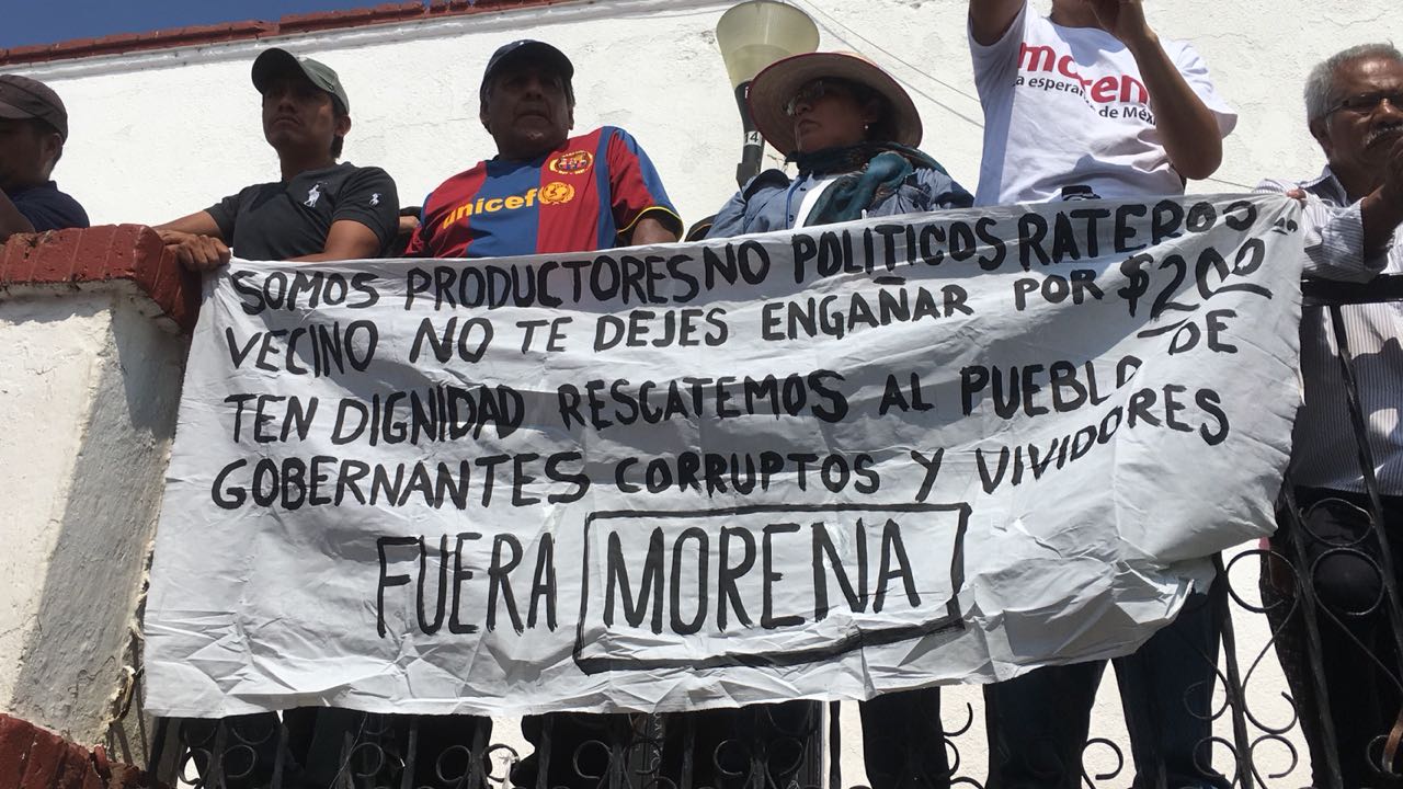 Los ejidatarios pidieron a los militantes de Morena que no engañen a la población y que se retiraran de esta comunidad.