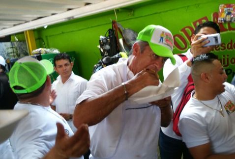 Enseñan a "El Bronco" a preparar tortas de la barda. (Pablo Reyes)