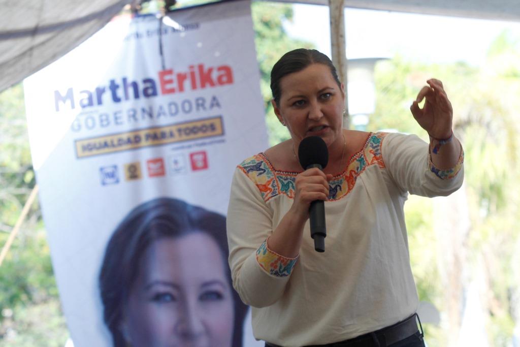 Expuso que el que no llegue a obtener el triunfo, le ofrecerá trabajar en su equipo. (Agencia Enfoque)
