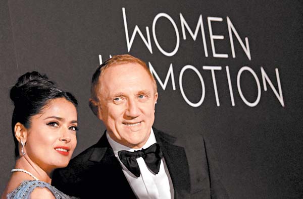 La actriz y productora mexicana durante su presentación, al lado de su esposo François-Henri Pinault.