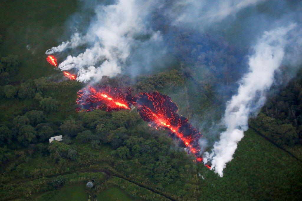 Los geólogos advierten que el volcán Kilauea pudiera tener una erupción explosiva que arrojaría rocas y cenizas a kilómetros del cráter.