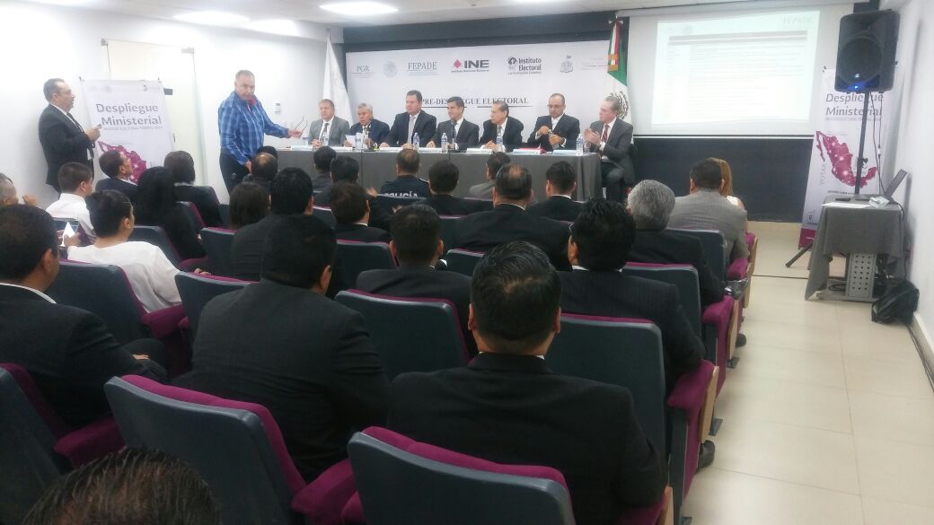Héctor Marcos Díaz Santana, titular de la FEPADE, explicó el origen de las denuncias. (Arturo Ramírez)