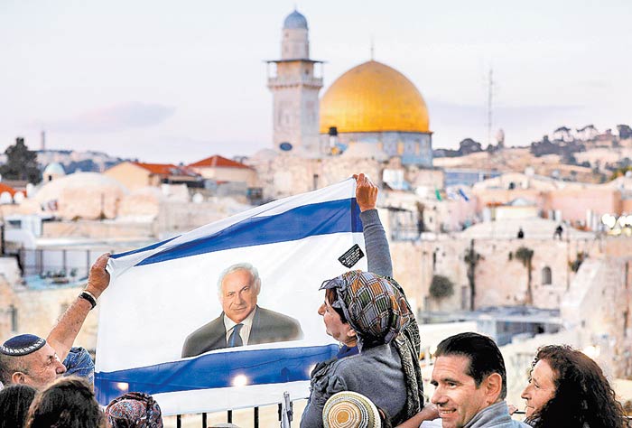 Israelíes marcharon ayer por las calles de la Ciudad Santa, enclave del cristianismo, el judaísmo y el islamismo. (Menahem Kahana/AFP)