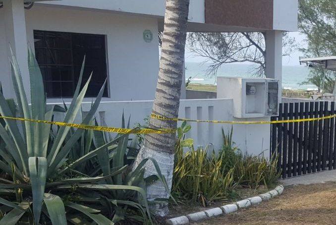 La mujer fue asesinada frente a su residencia.
