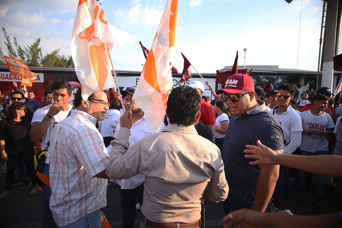 Simpatizantes de partidos políticos estuvieron afuera de las instalaciones del Canal 44 de la UdeG; hubo momentos de tensión y fue necesario la llegad
