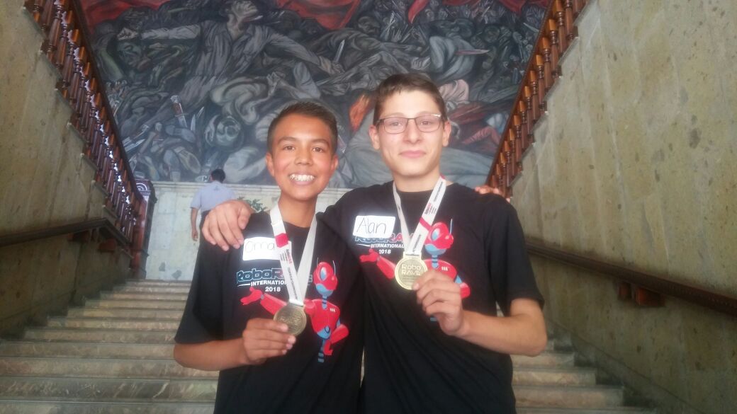 Alán Domínguez Medina y Omar Santiago Haro Barba, ganaron el primer lugar del RoboRave. (Arturo Ramírez)