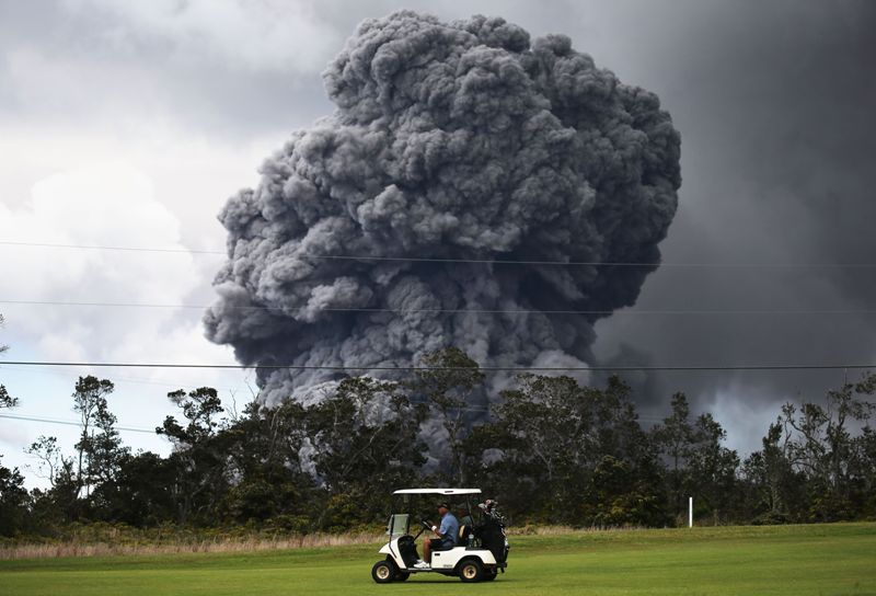 Autoridades dijeron que nube de cenizas llegó con una nueva fisura abierta en Big Island, donde está localizado el cráter.