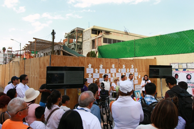 Durante la conmemoración también se felicitó a la maestra María del Pilar Martí, a quien le agradecieron ayudar en el rescate de niños de al menos tre