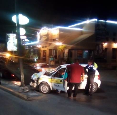 De esta forma quedó el taxi que chocó contra un poste.