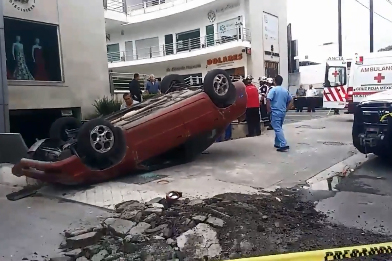 Despupes de la colisión, el Neón terminó volcado sobre un estacionamiento, mientras que el otro chocó con la fachada de unos negocios. (Foto: Leyda Es