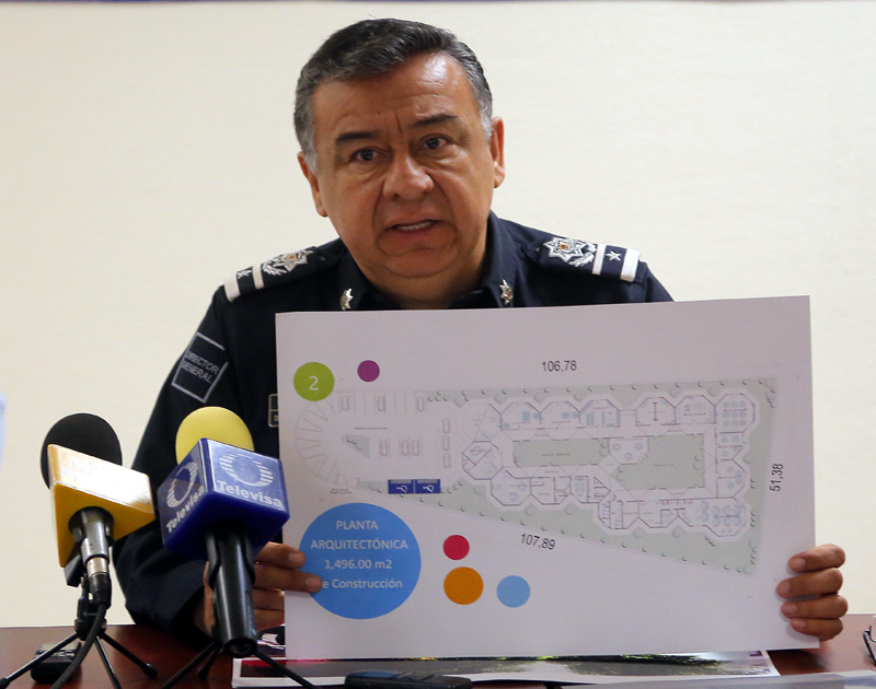 El director de la Policía de Torreón, Primo García, explicó el proyecto para construcción de una guardería gratuita. (Manuel Guadarrama)