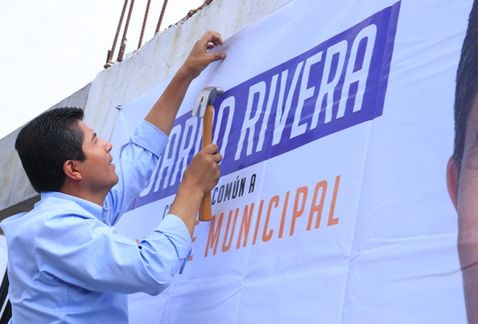 Eduardo Rivera, candidato a la alcaldia por 'Puebla al Frente" se reunió con vecinos de la colonia Granjas de San Isidro. (Agencia Enfoque)