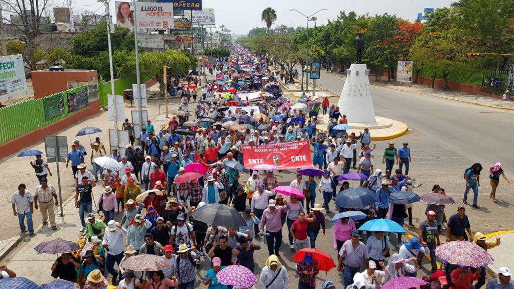Los integrantes de la sección 22 marcharon en Oaxaca por el Día del Maestro. (Óscar Rodríguez)