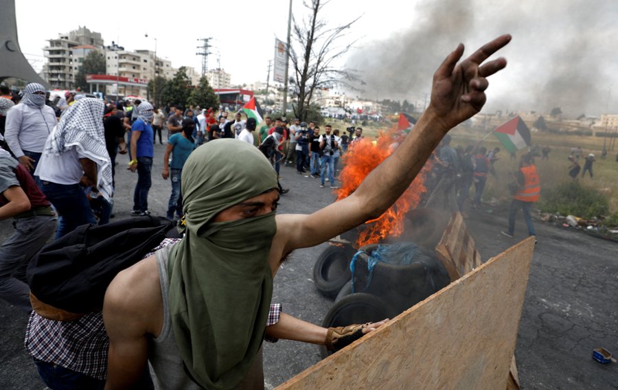 Jóvenes palestinos protestan cerca del asentamiento judío de Beit El, en Ramala, Cisjordania. (Reuters)