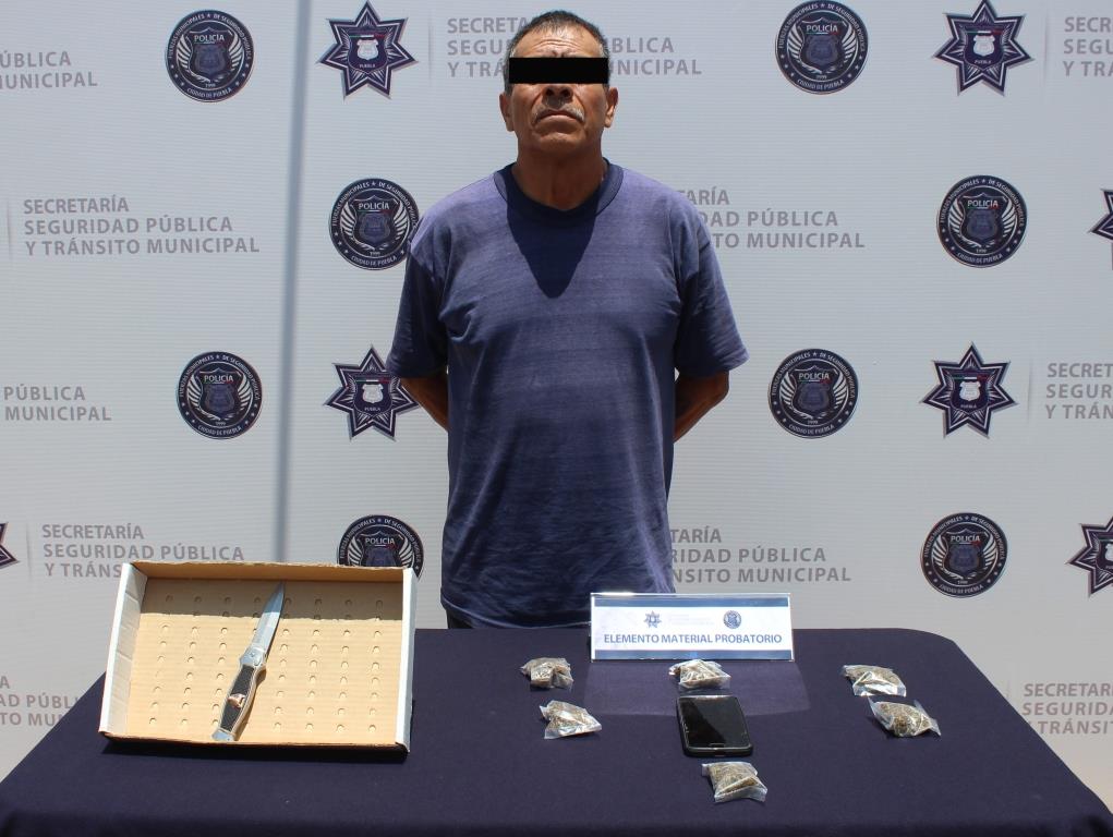 Martín "N.", de 60 años de edad, fue detenido por robo en transporte público; traía consigo envoltorios de probable marihuana. (Especial)