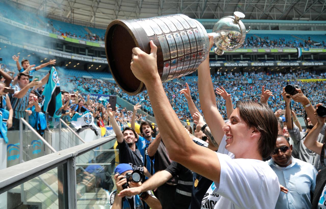 Pedro Geromel, capitán del Gremio, durante la celebración del título en la Copa Libertadores; el defensa fue incluido en la lista definitiva que irá a