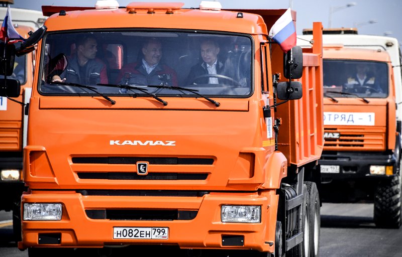 Putin encabezó un convoy para inaugurar el puente que une Crimea con Rusia. (Reuters)