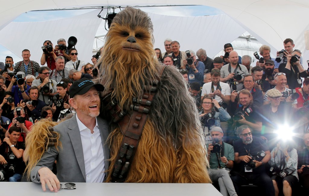 (Reuters) Ron Howard y Chewbacca.