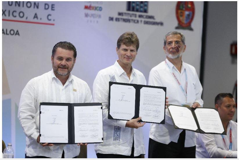 El titular de la Sectur, Enrique de la Madrid, y el presidente de la ASETUR, Fernando Olivera Rocha.