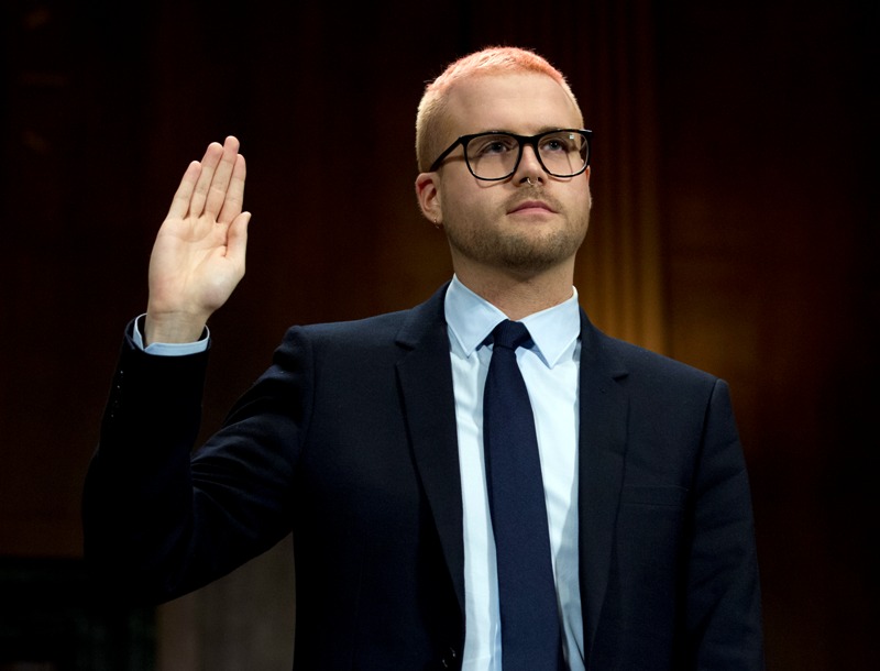 Christopher Wylie, ex empleado de Cambridge Analytica, compareció ante una comisión del Senado de EU. (AP)
