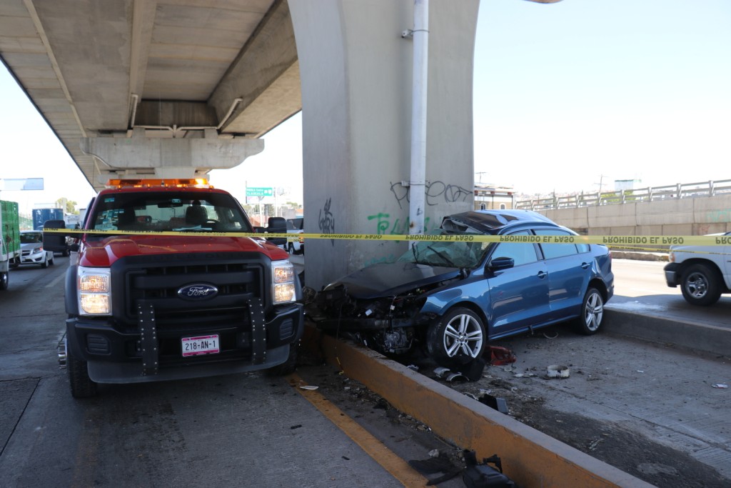 La conductora de un VW Jetta de color azul, murió al chocar contra uno de los pilares del segundo piso de la autopista México-Puebla, a la altura del 