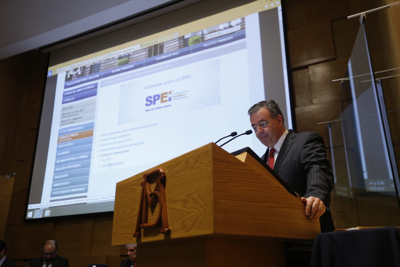 Conferencia de prensa de Alejandro Díaz de León, gobernador del Banco de México. (Héctor Tellez)