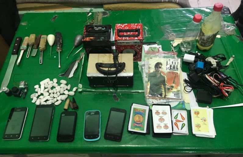 Diversos objetos, droga e incluso telefonos celulares, fueron asegurados en los Ceresos de Xicotepec y Zacatlán. (Especial)