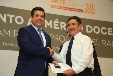El gobernador Francisco García Cabeza de Vaca con maestros de Tamaulipas. (Cortesía )