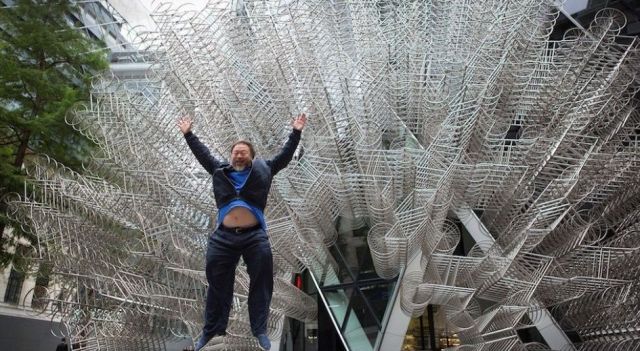 La estructura de bicicletas en el acceso a la muestra (Especial)