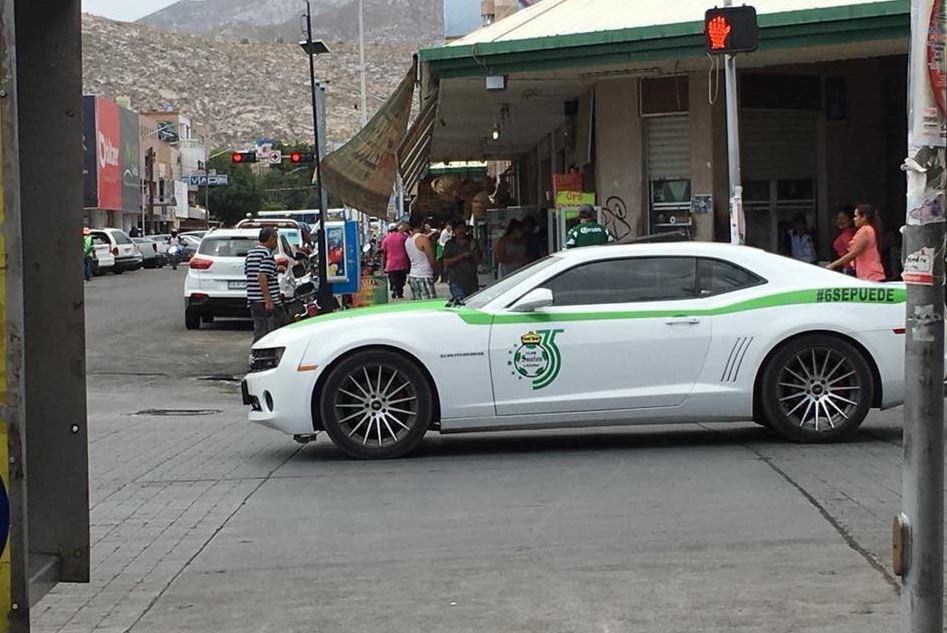 Algunas personas opinan que arruinó el coche y otros aplauden a este aficionado. (Especial)