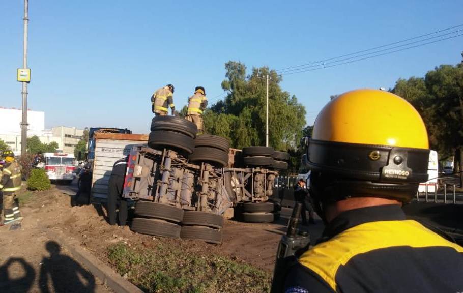 El tráiler volcó en los carriles centrales de Avenida 608, sin dejar lesionados. (César Velázquez)