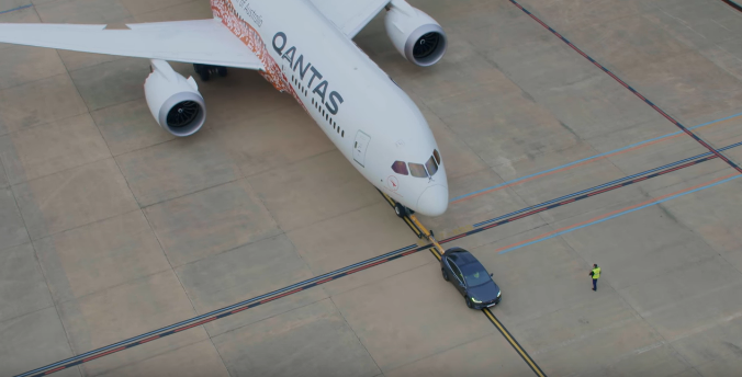 Un Model X P100D remolcó un Boeing 787-9 Dreamliner. 